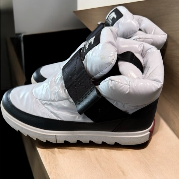 Sorel Kinetic Short Snow Boot Women’s 6.5 Black White Waterproof boots shoes - Picture 2 of 11